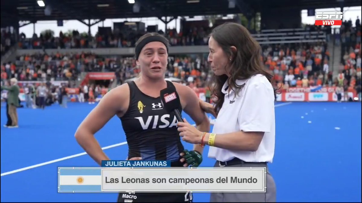 ¡NO PUDO HABLAR! Juli Jankunas, completamente emocionada con la consagración de Las Leonas como campeonas del mundo luego de vencer a Países Bajos en los penales australianos. 📺 Todos los partidos de #HWC2026 en Disney+ Plan Premium