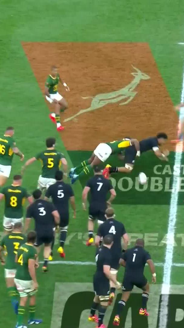 𝐁𝐎𝐎𝐌 😤💥 Siya Kolisi with a massive hit on Ardie Savea 💣 📺 Stream #RugbysGreatestRivalry on DStv: