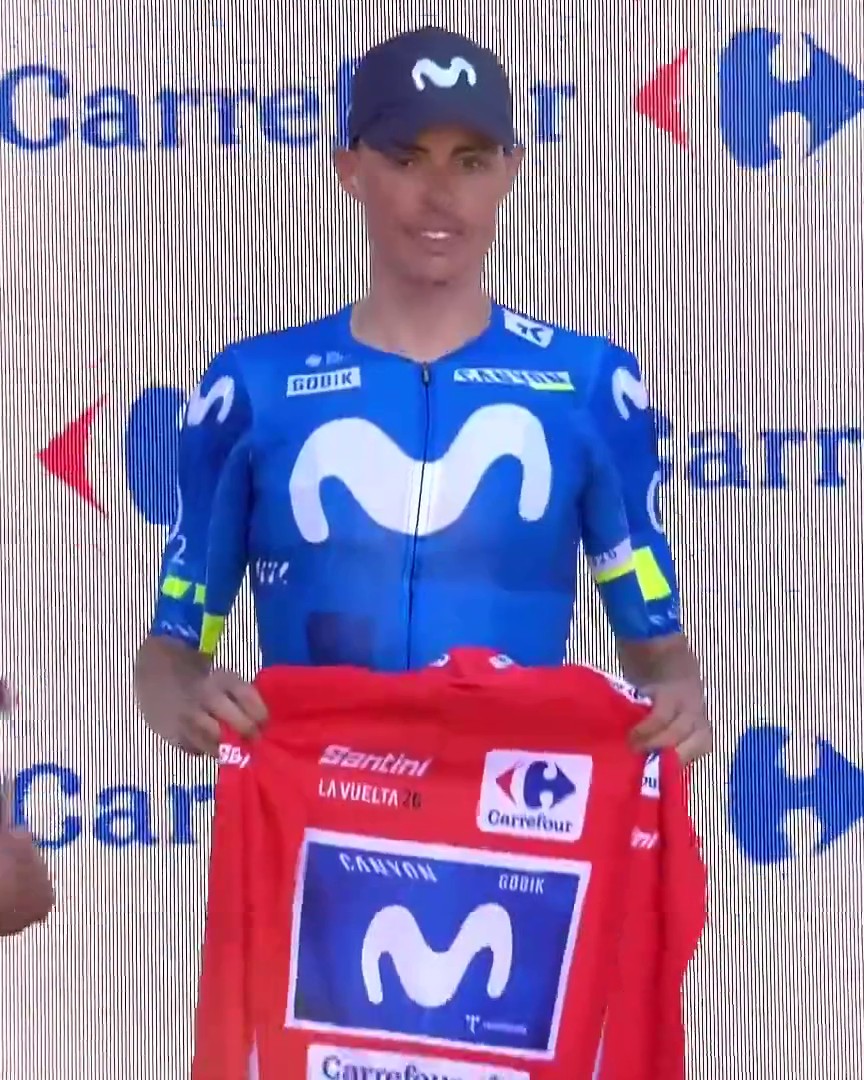 Image forte : Enric Mas n'enfile pas le maillot rouge après l'abandon de Tadej Pogacar #LaVuelta26 #LesRP