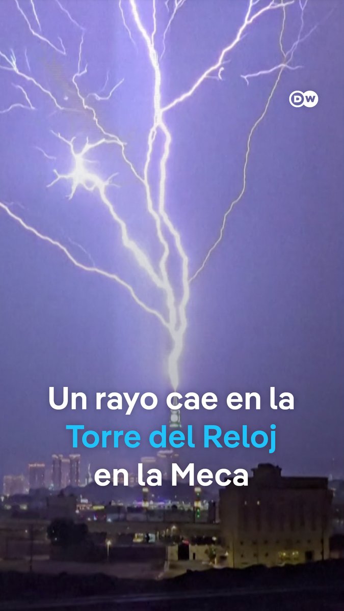 🇸🇦 | Un rayo cae en la Torre del Reloj en la Meca.