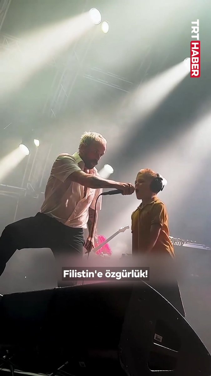 Kuzey İrlanda'nın başkenti Belfast'ta, ilk defa konsere katılan bir çocuk sahneye çıkarak Filistin'e destek verdi. 📌"Özgür Filistin!"