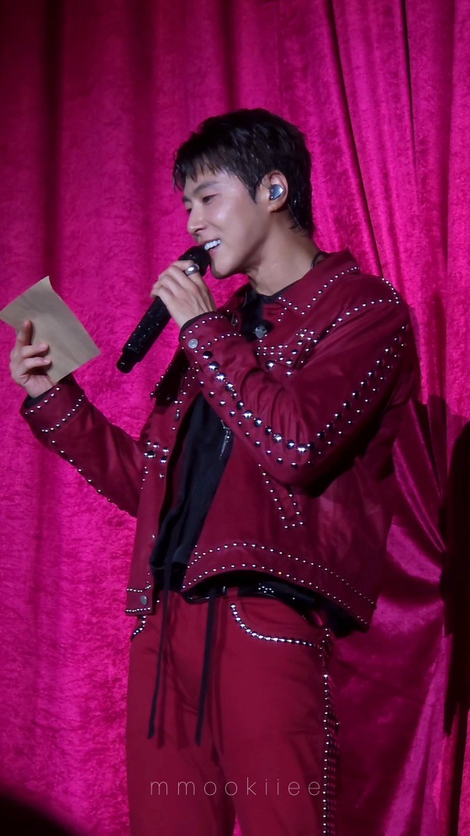 อีกสิ่งหนึ่งที่ประทับใจมากๆ คือการที่พี่ยุนพยายามอ่านจดหมายจากแฟนคลับเป็นภาษาไทย มันสัมผัสได้ถึงความตั้งใจของพี่เค้ามากๆ เลยอ่ะ ไม่ใช่แค่พาร์ทนี้ แต่ตลอดทั้งคอนพี่ยุนพยามยามพูดบิ๊วแฟนคลับด้วยภาษาไทยตลอด แสนดีและน่ารักมากๆ เลยอ่ะ 🥺💕✨️ "รู้มั้ยคะ พวกเราเกิดปีเดียวกัน เดือนเดียวกัน แต่ห่างกันแค่สองวันเอง ชั้นตกหลุมรักผู้ชายคนนี้ตั้งแต่แรกเห็นใน MV HUG ผู้ชายใส่ชุดรักบี้สีเขียวคนนั้น ขอบคุณที่เป็นความสดใสและพลังใจให้กันมาตลอดนะคะ... ผมจะร้องเพลงนี้ให้คุณนะคร้าบ!" #UKNOW_PROJECT26_BANGKOK