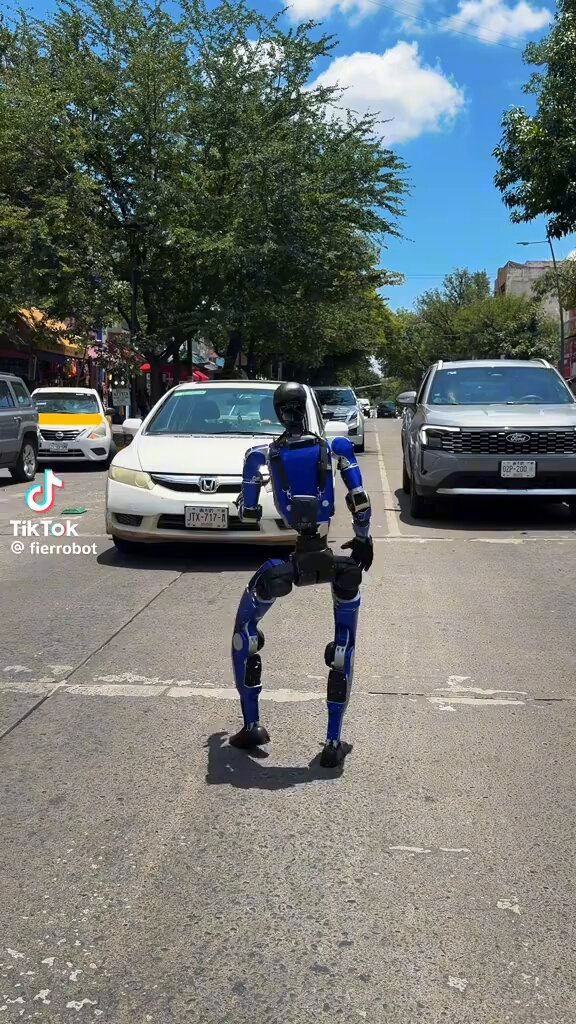 En Guadalajara un cabrón puso a su robot a pedir dinero para su aceite en un semáforo jajajaja vámonos alv.