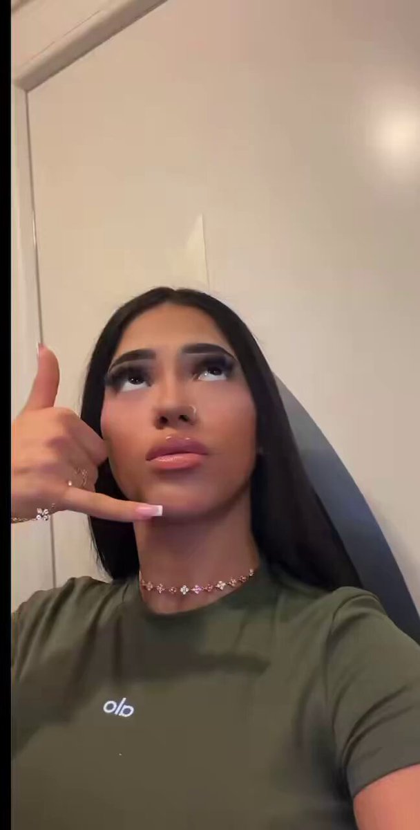 Leyna qui refait la trend mais à poil pour son mec et ça a fuité😳 C'est en train de tourner à mort La vidéo ici👇