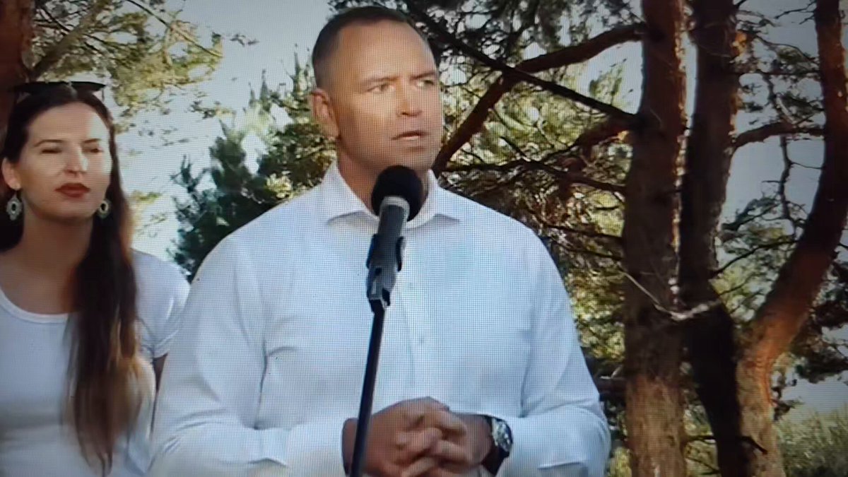 Rozedrgany emocjonalnie był nasz prezydent Karol Nawrocki, kiedy odpowiadał na pytania o Zondacrypto. Według niego winnymi afery tej estońskiej firmy są polskie służby oraz premier Donald Tusk, który ... miał koszulkę z logiem Zondacrypto 🙈🙈🤦
