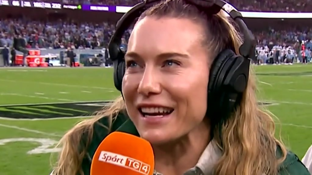 "This is football weather" 🌧️ Phoebe Schecter ag tabhairt a cuid tuairmí faoin gcluiche Aer Lingus Aer Lingus College Football Classic #AerLingusCollegeFootball