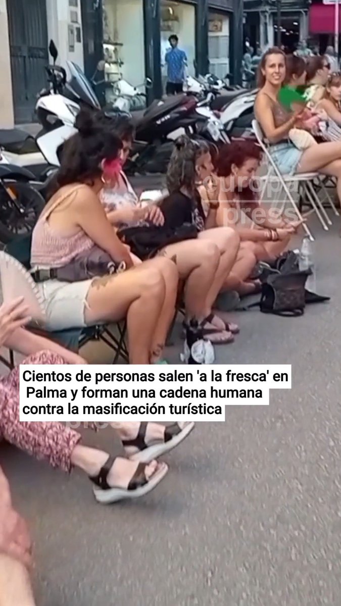 Cientos de personas salen 'a la fresca' en Palma y forman una cadena humana contra la masificación turística