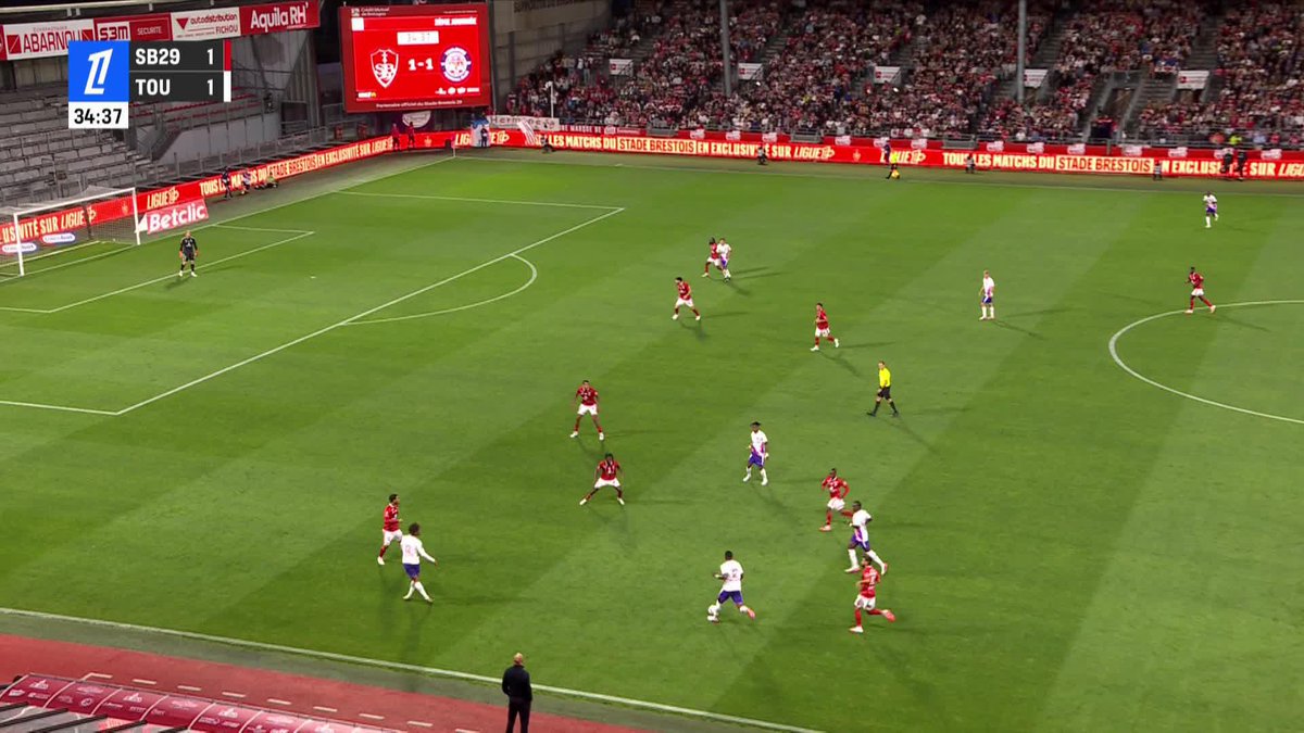 🥰❤️🩹 Les supporters toulousains déploient ce soir UNE BANDEROLE EN HOMMAGE À ÉRIC ROY 🇫🇷 pour le premier match à Brest depuis son décès… 🕊️ 🎥 L1+