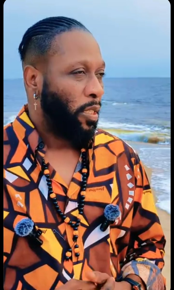 #RDC: #CULTURE. Le batteur Papy Kakol présente ses excuses à son épouse après des propos controversés. Accusé par son épouse, Madame #Linda, de l’avoir agressée physiquement devant leurs enfants, l’artiste musicien congolais Papy Kakol est sorti de son silence. Dans une déclaration, le chanteur a présenté ses excuses à son épouse ainsi qu’à l’ensemble des femmes congolaises, après la diffusion d’un audio contenant des propos jugés désobligeants et obscènes à l’égard de Linda. Papy Kakol dit regretter cette situation et les réactions qu’elle a suscitées, alors que cette affaire continue de faire réagir sur les réseaux sociaux.