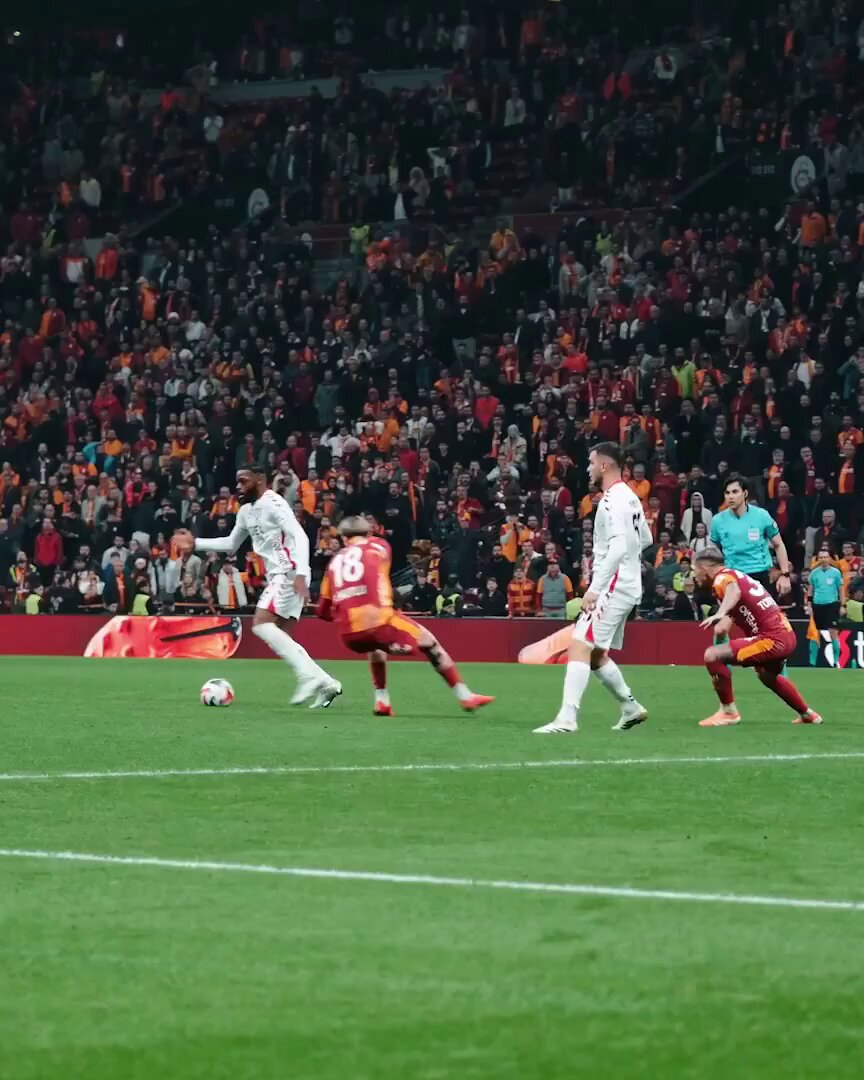 Geçen sene şu pozisyonda penaltı vermeyen Mehmet Türkmen, Dursun Özbek'ten daha Galatasaraylı, Toriera'dan daha büyük emek hırsızıdır! Ferhat Gündoğdu bu maça fanatik Gs'li bir hakemi atayarak, Türkiye Cumhuriyeti Devletine meydan okumuştur! Hesabı derhal sorulmalı! #GSvGÖZ