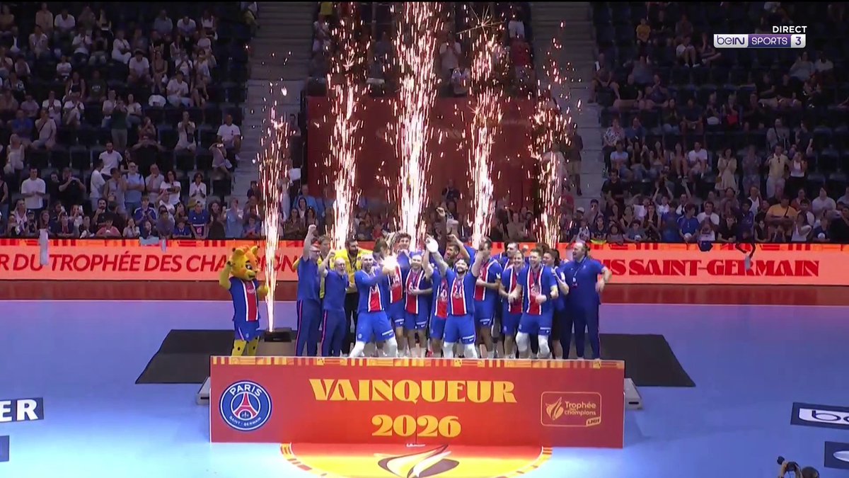 🤾‍♂️ #HandAction 🏆 Les joueurs du PSG soulèvent le Trophée des Champions !