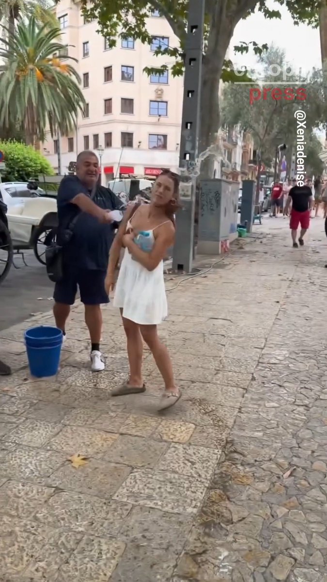 Así arroja agua un conductor de una calesa a una mujer que le pidió que diera de beber a uno de los caballos en Palma. El Ayuntamiento ha abierto un expediente informativo al conductor a raíz del vídeo difundido en redes sociales