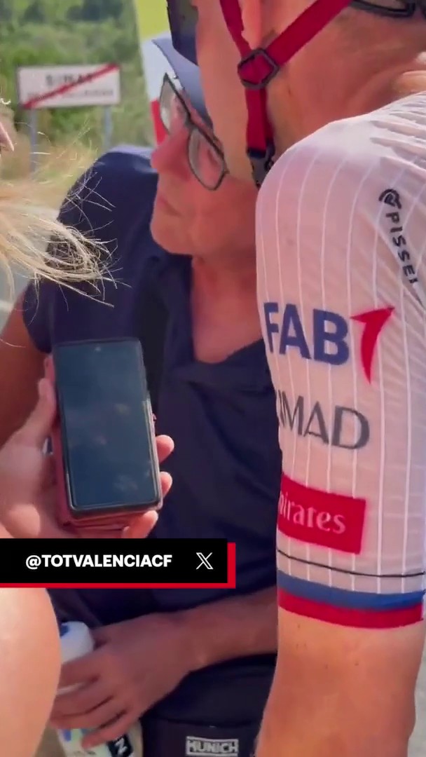 😡 "¡Mierda!" 📱 Algunos UAE se han enterado de la caída de Pogacar gracias al móvil de unos aficionados Y su reacción la podríamos haber firmado tú y yo #LaVuelta26