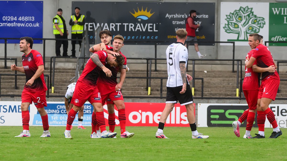 💪 Finishing off a well worked move Eamonn Brophy on target for today's goal!