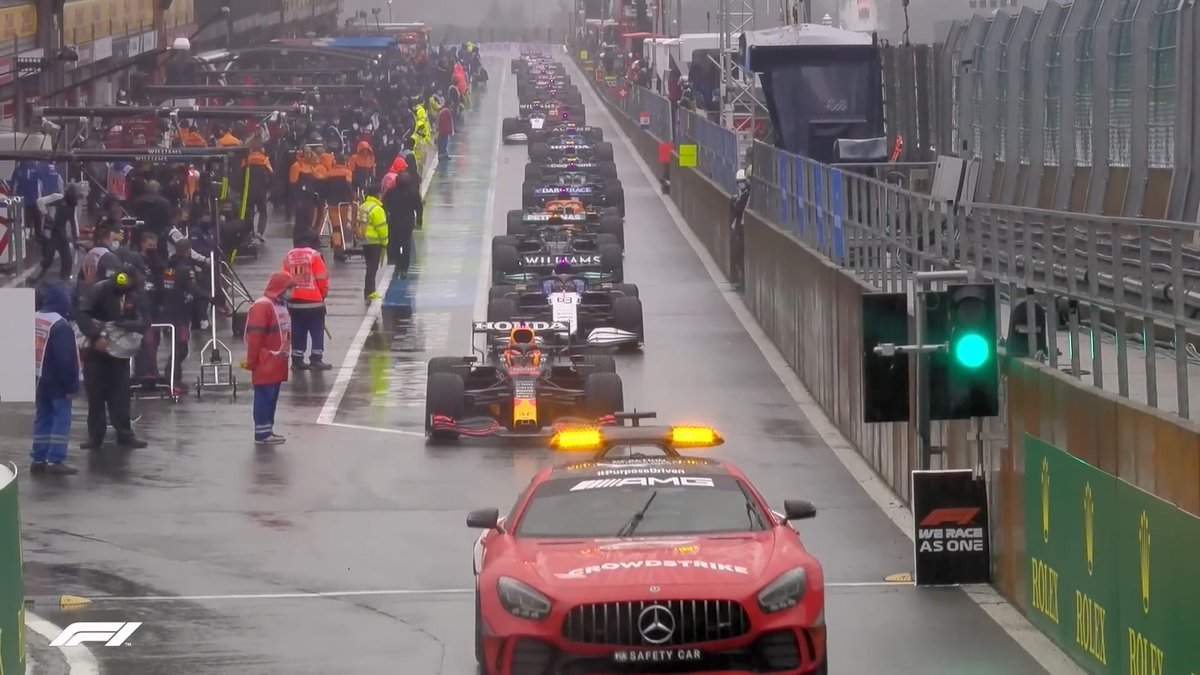 ¡Hace 3 años vivimos la carrera más breve en la historia de Formula 1 bajo la lluvia! 😱 Max Verstappen se llevó la victoria en solo dos vueltas detrás del safety car, mientras Russell sorprendió al subir al podio con Williams y Hamilton completó el top 3. ¿Quién más lo tiene grabado en la memoria? 🏁🌧️