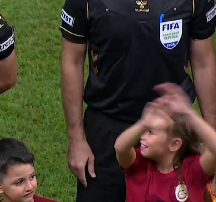 Seremoni sırasında Galatasaraylı minik taraftar 🥰