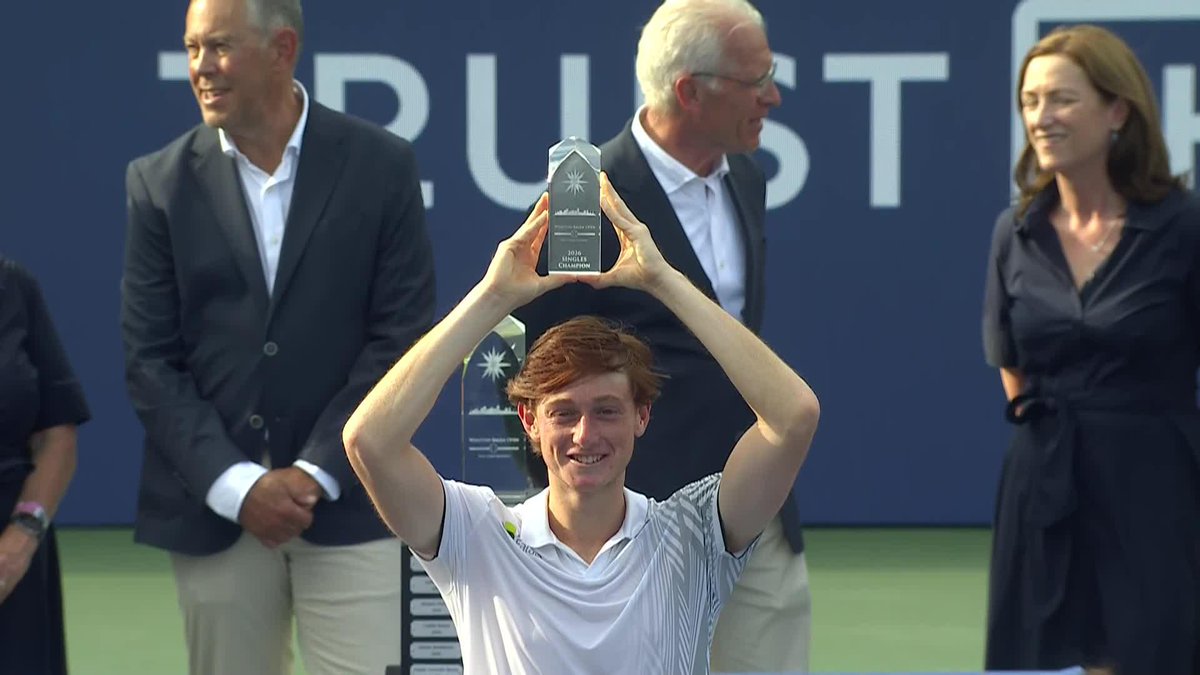 ¡HOLA CAMPEÓN! 👋🏆 🇵🇪 Ignacio Buse levantó el título de #WinstonSalem. 📺 Mirá el mejor tenis en el Plan Premium de Disney Plus.