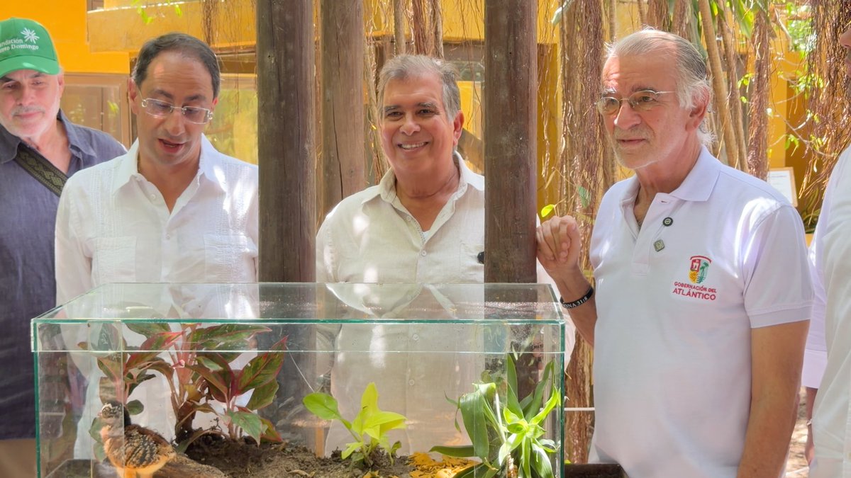 #ElABCdelAmbiente | Milagro representa lo que significa la Agenda ABC: proteger el Agua, conservar la Biodiversidad y trabajar de la mano con las Comunidades. 🌱 El Vicepresidencia Colombia, José Manuel Restrepo, José Manuel Restrepo Abondano, destacó que la conservación del paujil de pico azul, una especie única de Colombia y en peligro crítico de extinción, reúne estos tres pilares. El ministro, Fabio Arjona Fabio Arjona, resaltó, además, el papel fundamental de las comunidades: “Sin las comunidades nunca habrá conservación”. Experiencias como las de la Reserva Natural de las Aves El Paujil y la Serranía de las Quinchas demuestran que conocer el valor de nuestra biodiversidad fortalece la participación ciudadana y abre nuevas oportunidades para protegerla. A de Agua. B de Biodiversidad. C de Comunidades. #PatriaMilagro