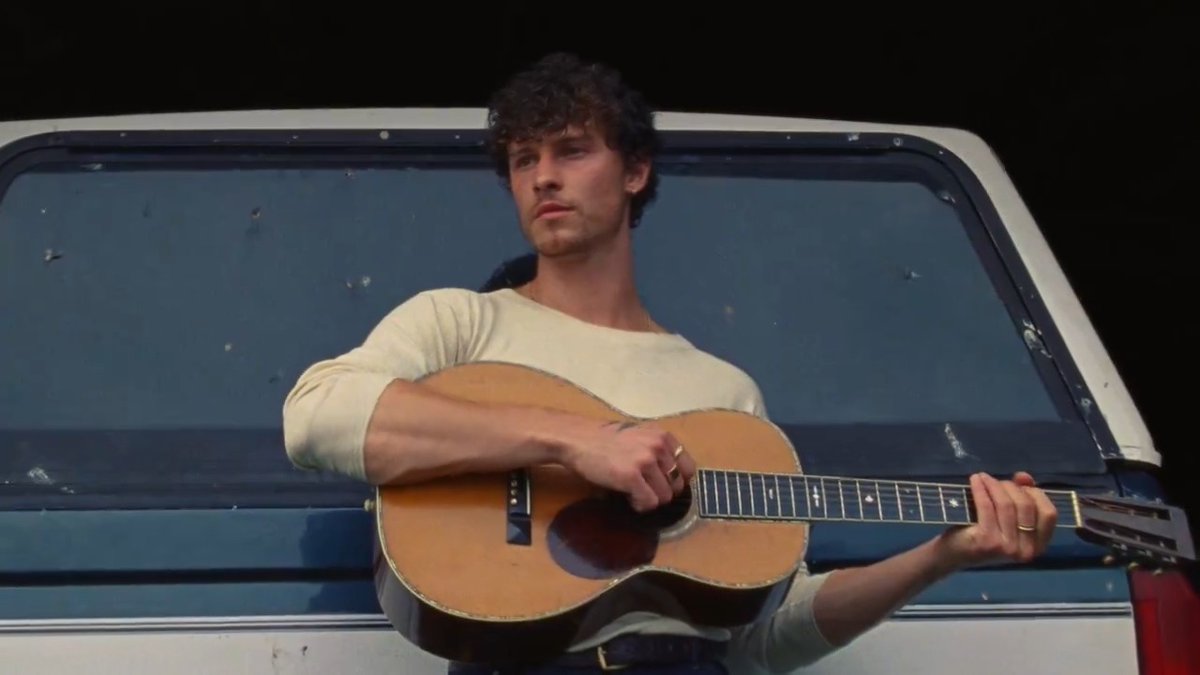 I love the visuals of shawn mendes in why why why