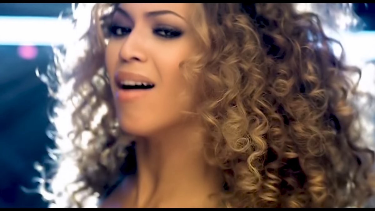 ESTAMOS DE OLHO! O cabeleireiro da Beyoncé publicou o clipe de “Freakum Dress” em seu Instagram com a legenda: “Eu amo um cabelão FREAKUM @beyonce”