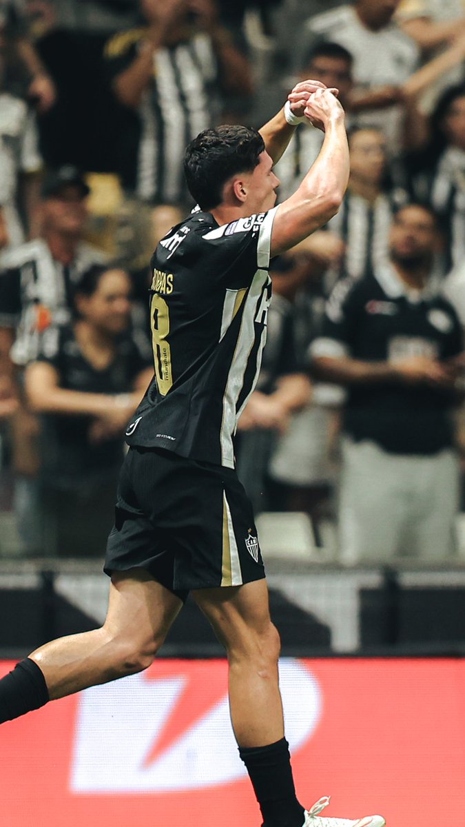 ⚽️👀 Oportunismo após a cobrança de escanteio! O primeiro gol de 𝗧𝗵𝗶𝗮𝗴𝗼 𝗕𝗼𝗿𝗯𝗮𝘀 com a camisa do Galo! #VamoGalo #CAMxVIT 🏴🏳️