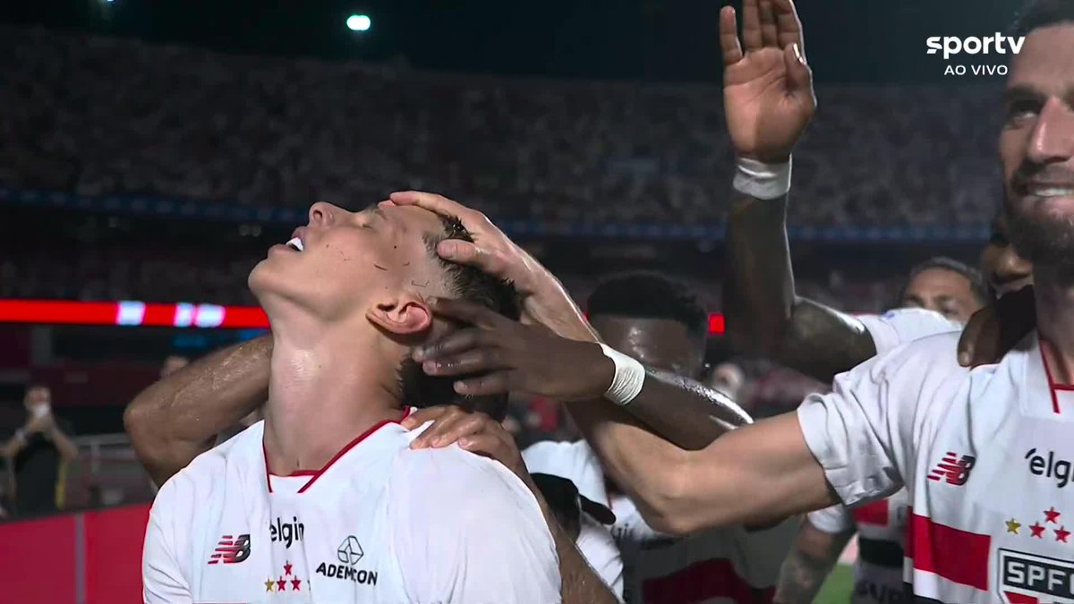 Gustavo Santana, após marcar seu primeiro gol como profissional pelo São Paulo, fez a comemoração do "Homem-Aranha", no estilo Rafinha. 📽️sportv /ge