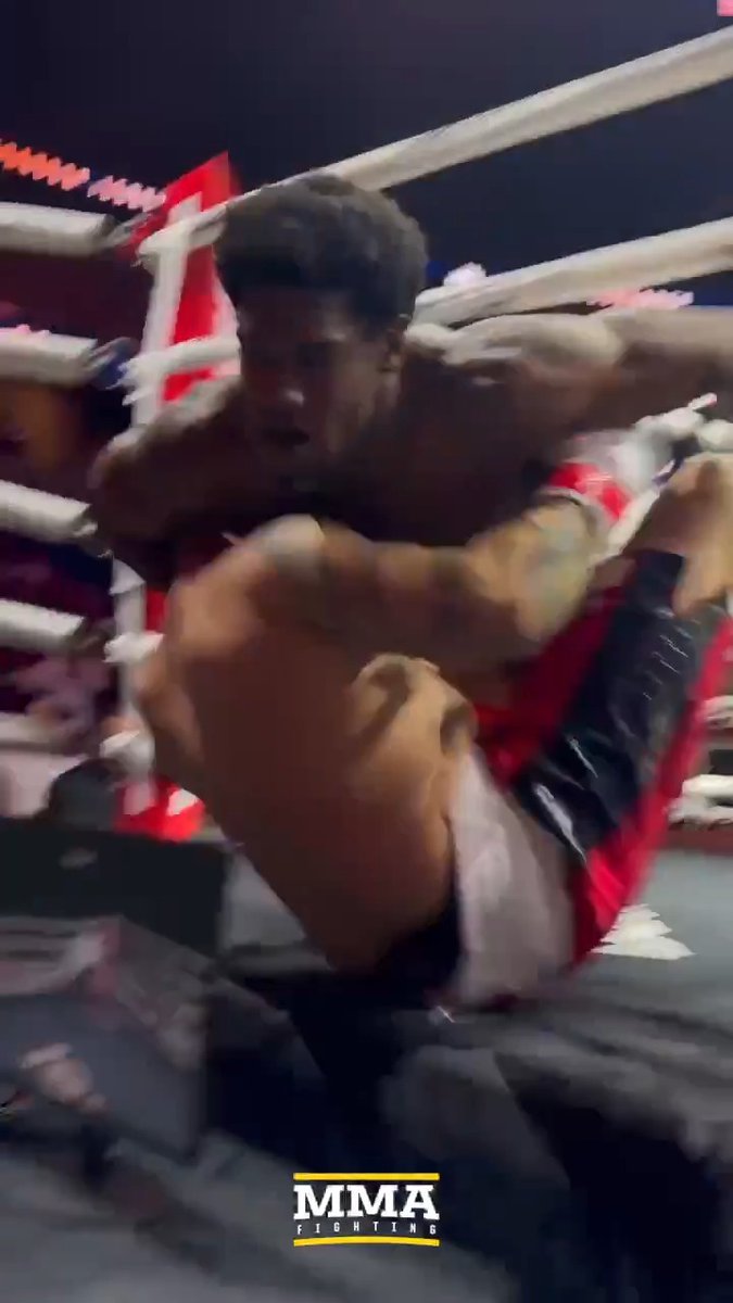 Patrick Clark Jr. literally tackled Ryan Pownall out of the ring during their boxing match at Duel Arena 1 (🎥: @mikeHeck_JR)