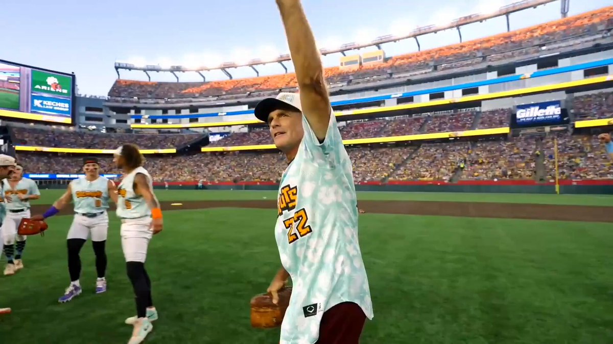 Heisman-winning QB and Boston sports legend Doug Flutie threw out a strike to start the game in Foxborough 🏟️