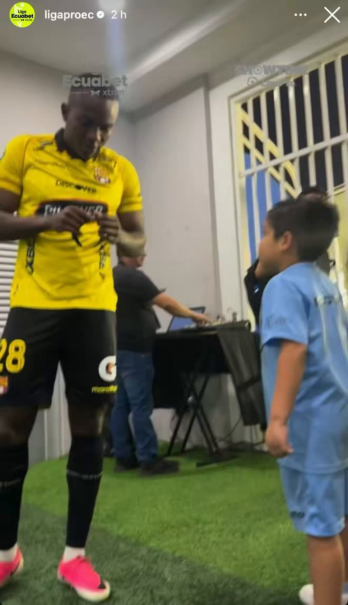 La mascotita hincha del Manta se las cantó antes de entrar al partido a Johny Quiñónez y Byron Castillo. “El Barcelona va a perder”