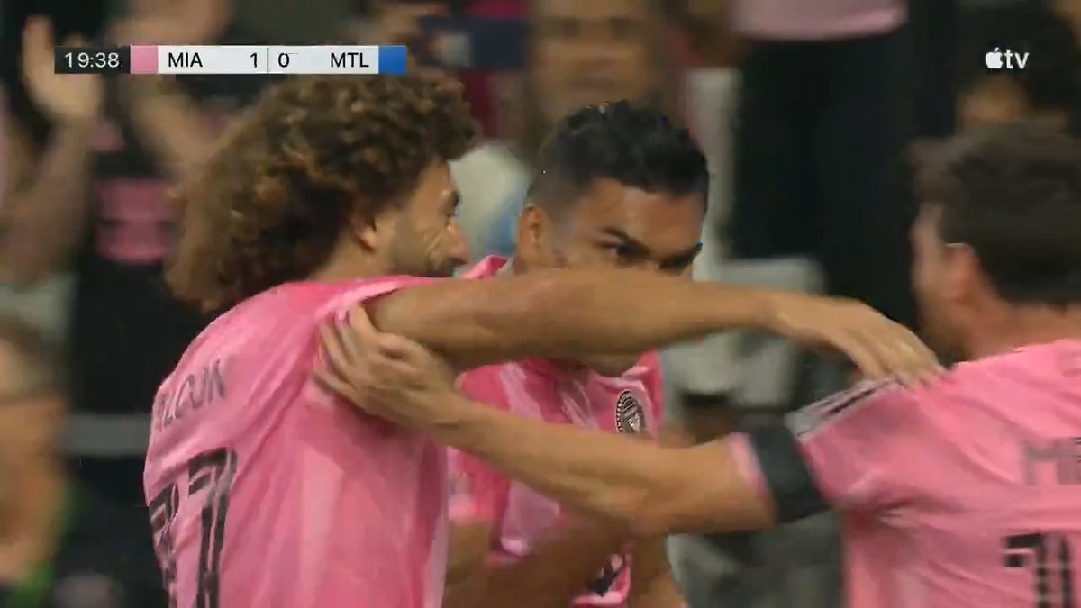 HIZO SU PRIMER GOL CON LA CAMISETA DE INTER MIAMI Y FUE A FESTEJARLO CON LEO MESSI: Casemiro ganó de cabeza e inició el triunfazo 7-1 de Las Garzas vs. CF Montreal. 📺 Major League Soccer on Apple TV