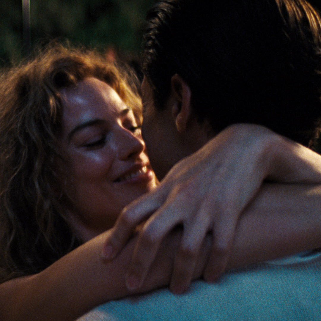 Margot Robbie improvised her kiss with Brad Pitt in Babylon (2022) after realizing she might never get another chance to kiss him. “I thought, ‘When else am I gonna get the chance to kiss Brad Pitt? I’m just going for it.’”