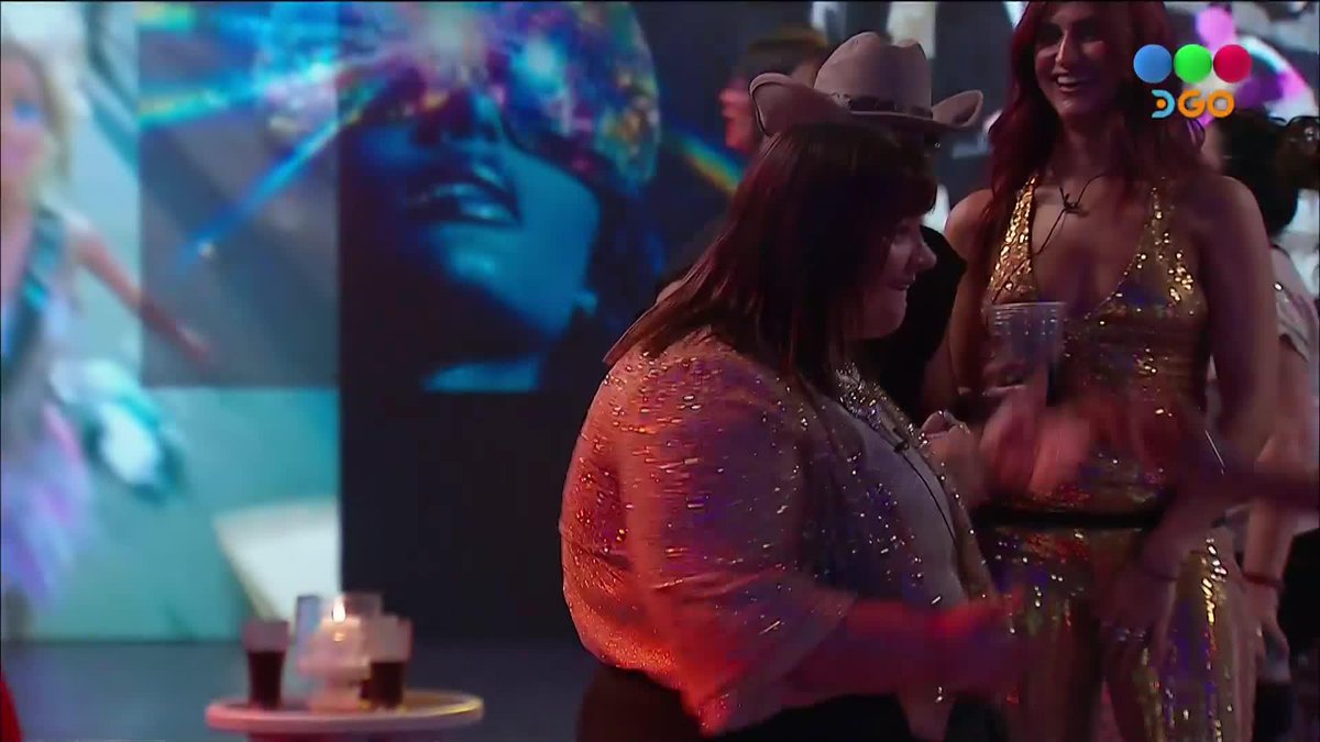 Mi amiga y yo en el boliche cuando suena La Joaqui 💋🎶Si querés disfrutar de la FIESTA EXCLUSIVA de #GranHermano #GeneraciónDorada #GHxDGO 🎶🪩 Contratá DGO: