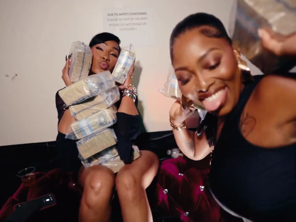 This remix got me in a CHOKEHOLD!!!!💵💵💵