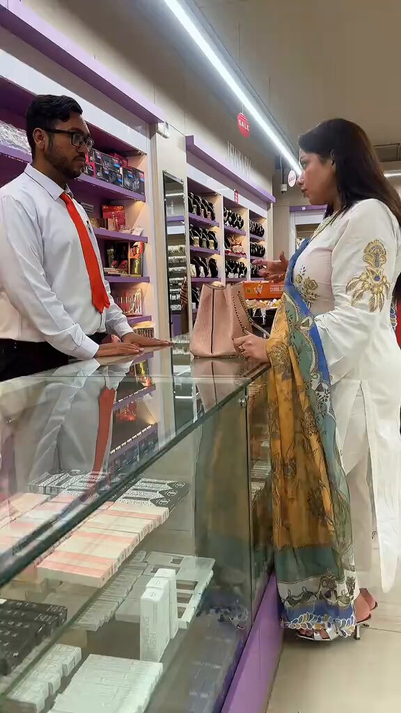 شاپنگ مال میں اکثر امیر زادیاں بڑے بڑے فگر اور پھر پنک برا یہ چیز مردوں پر قیامت ڈھاتی ہے منیجر کو ڈسکاونٹ دینے پر مجبور کرتی ہے ایسے فگر والی آنٹیاں دہشت بھی رکھتی ہے لڑائی جھگڑے میں یہ مردوں کو مموں پر اٹھا لیتی ہے🔥😛🤪🤨