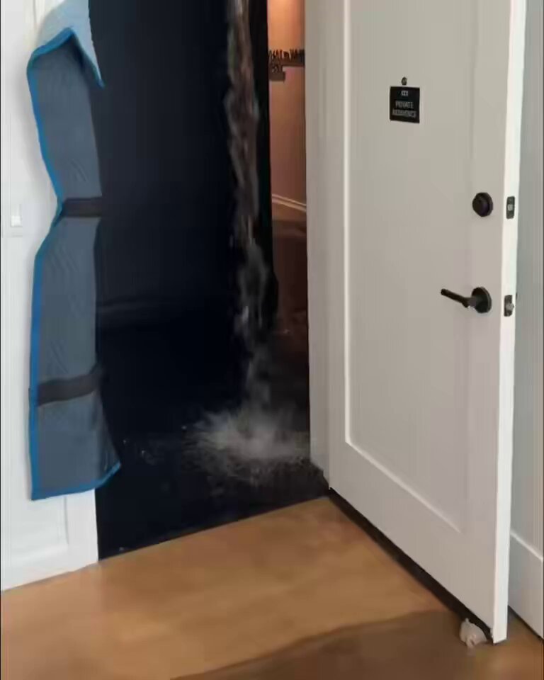 Kentavious Caldwell-Pope’s new penthouse in Philadelphia was struck by lightning and flooded minutes after his wife signed the lease. KCP’s electrician told him there was a 1 in 400 million chance this could happen due to where his unit was. Insane. (h/t LakeShowYo)
