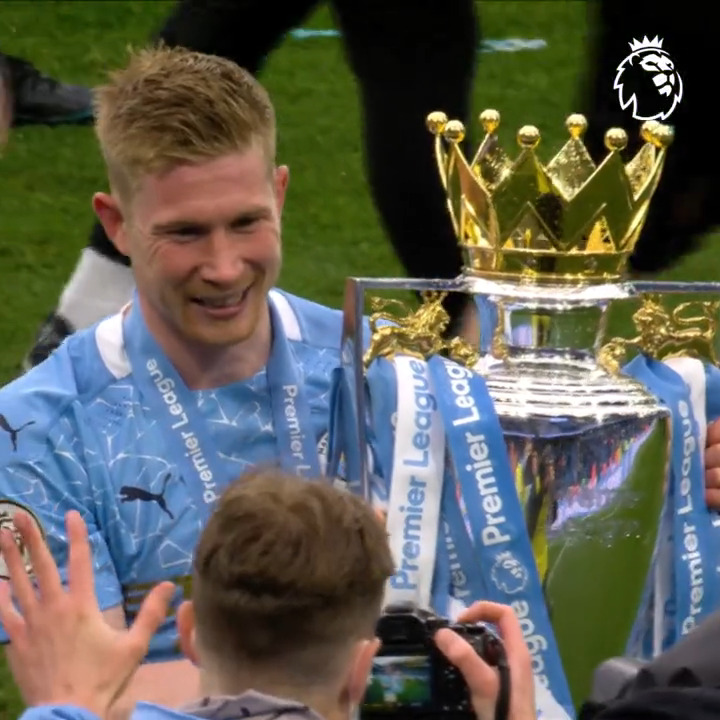 ๐
On this day, 11 years ago, Manchester City signed Kevin De Bruyne from Wolfsburg for ยฃ55M. ๐ง๐ช If he isnโt the best Premier League midfielder of all time, then who is? ๐ค