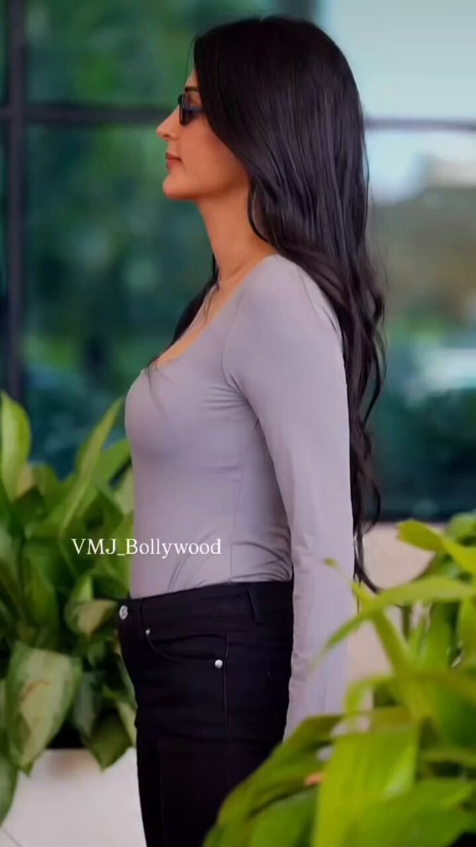 What is Sruthi Hassan trying here?? Please open my eyes guys
