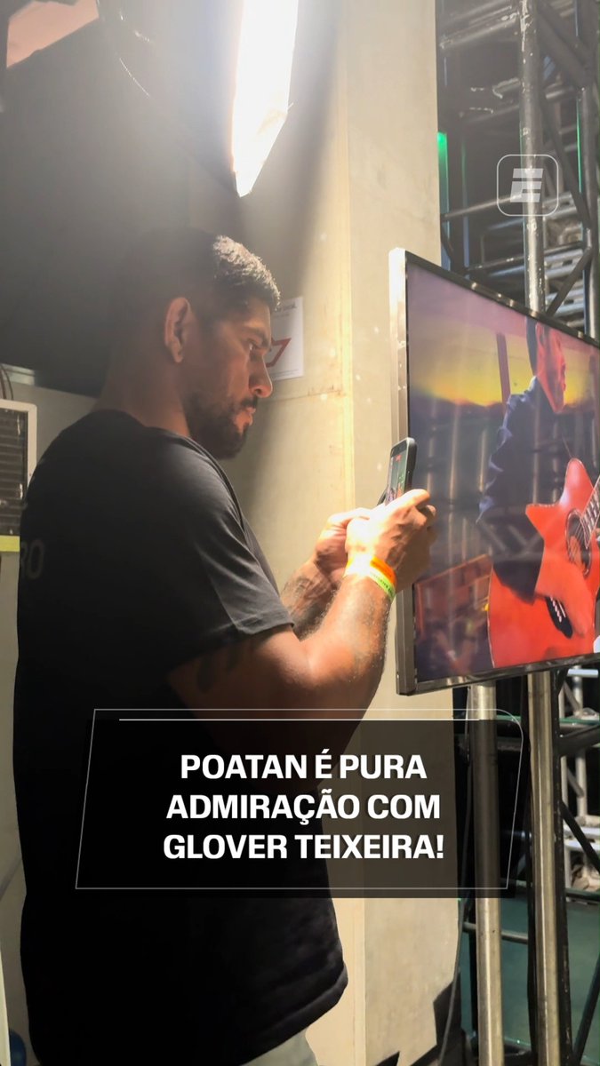 Glover Teixeira dando entrevista após vencer Shogun no Spaten Fight Night 3 e o Alex Poatan Pereira filmando e admirando o amigo! 🤩 Muito respeito e carinho entre as lendas do MMA brasileiro! #ESPNKnockOut