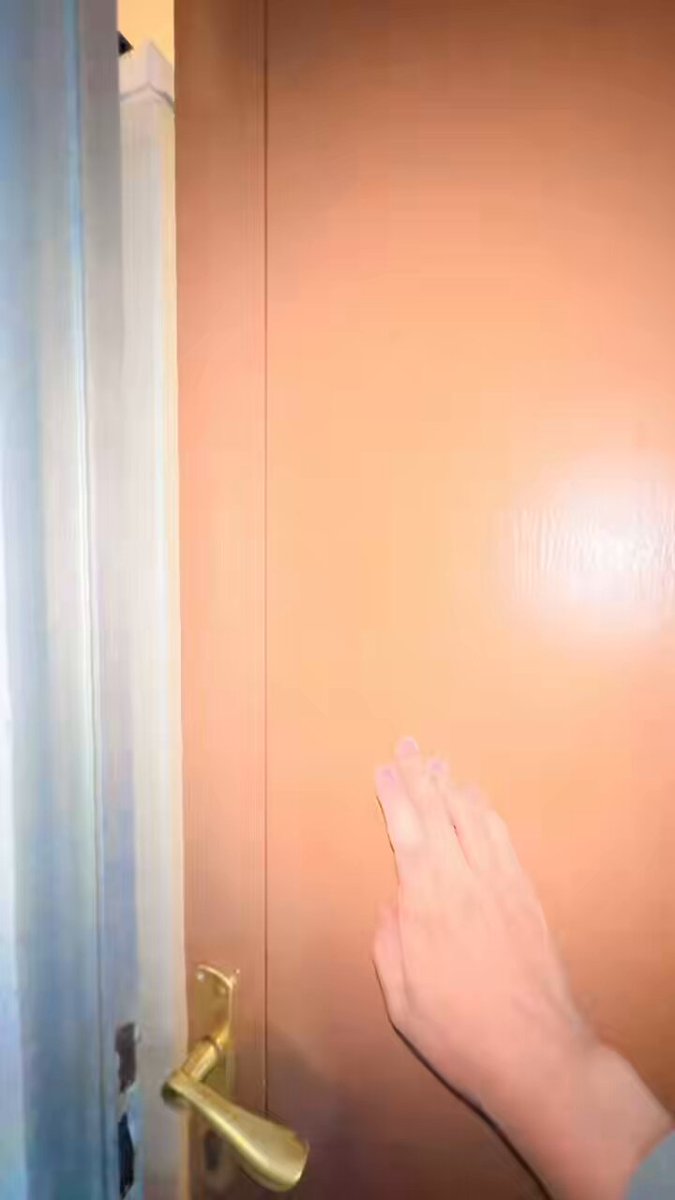 Kata mama, cara buat tau karakter seseorang cukup lihat keadaan kamarnya. Gatau maksudnya gmn, kondisi kamar kos ku gini apa brrti karakter aku soft boy ? 🥹