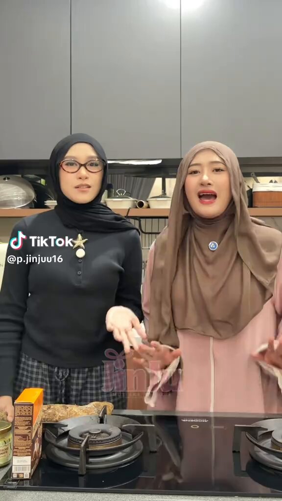 Jokes rakyat kalo udh di monetize influencer jadi ga lucu lagi :)