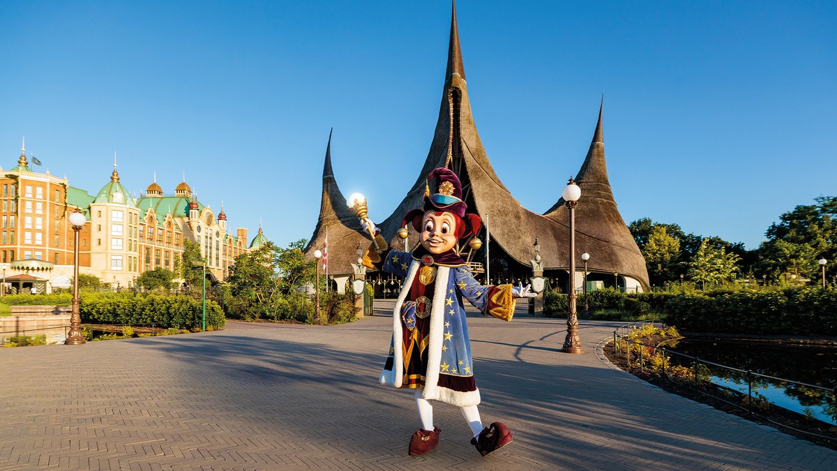 Vlieg nog één keer mee door de Zomer in de Efteling! ☀️🪽 Wil je nóg langer genieten van dit sprookjesachtige uitzicht? Bekijk de volledige dronevlucht door de Efteling op ons YouTube-kanaal! 👉