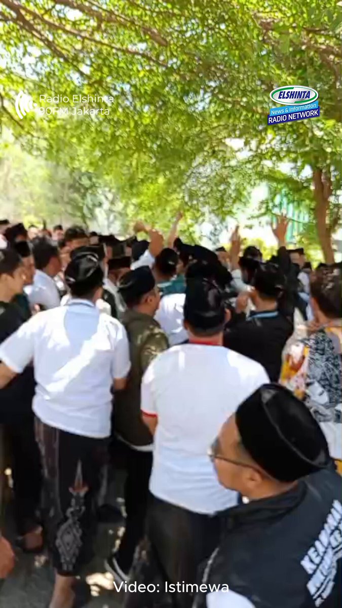 Puluhan santri menggelar aksi demo di sekitar lokasi Muktamar NU di Jombang, pada Minggu (30/8/2026). Aksi ini dipicu karena salah satu kandidat calon Ketua Umum PBNU dinyatakan tidak lolos seleksi oleh panitia. Para santri menuntut transparansi dan keadilan dalam proses pemilihan. Hingga berita ini diturunkan, pihak panitia Muktamar belum memberikan keterangan resmi. (NAU) #MuktamarNU #PBNU #DemoSantri #Jombang #NahdlatulUlama