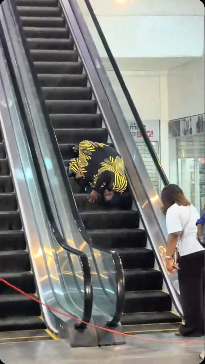 Unexpected moment as lady tries to use an escalator at a mall