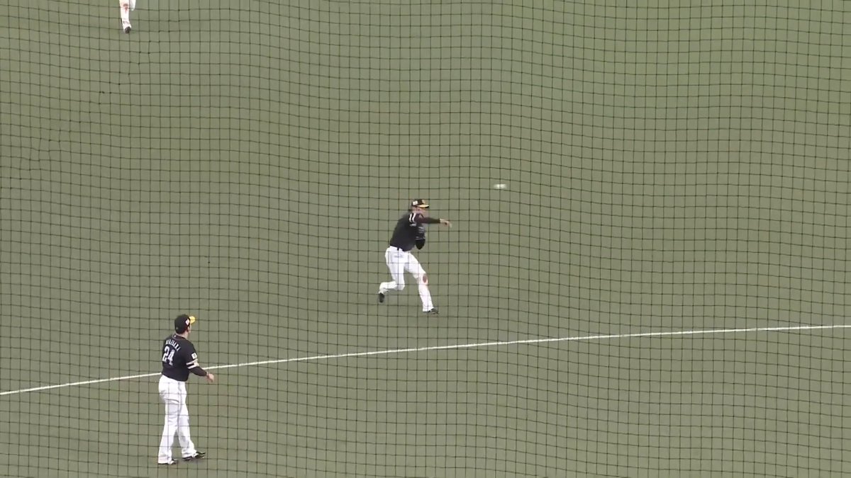 三遊間の深い打球を捕球し素早いノーバウンド送球！⚾ 昨日から好守備が際立つ！✨ 福岡ソフトバンク 川瀬晃 選手のファインプレー！🙌