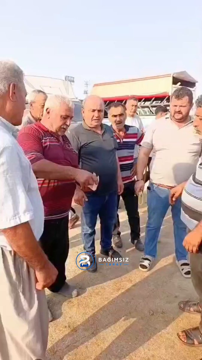 Binlerce liranın yere atılarak sayılması görenleri düşündürdü: Peki bu paralar neden yere bırakılıyor?
