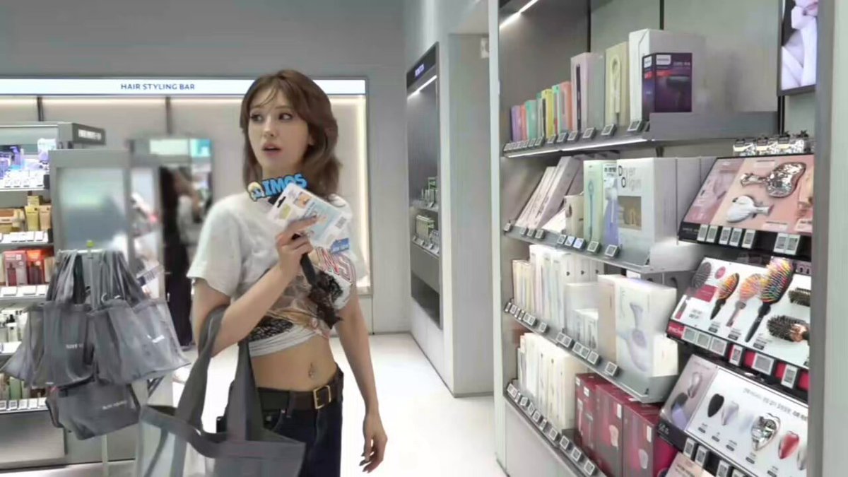 somi told woozi to buy her the brush at the military store because it's cheaper HAHHAHAHAHAH woozi pasabuy GOM era ㅋㅋㅋㅋㅋ this is so funny and cute pls!!! #우지 #WOOZI