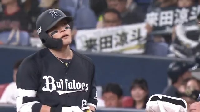 3打席連続三振と結果が出ず苦しい #麦谷祐介 😖 何とかしようとした食らいつき結果はヒット👍 一塁上で安堵の表情 #麦谷祐介 😌 #Bs2026 #ベースボールLIVE で配信中[初月無料]