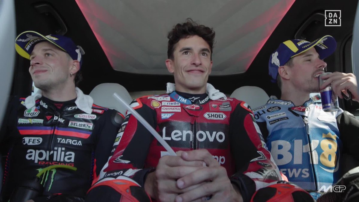 ¡Qué maravilla poder ver estos momentos! 😍 La conversación entre Marc Márquez, Álex Márquez y Marco Bezzecchi tras la sprint en Aragón 👀 #AragonGP 🇪🇸 #MotoGP 🏁