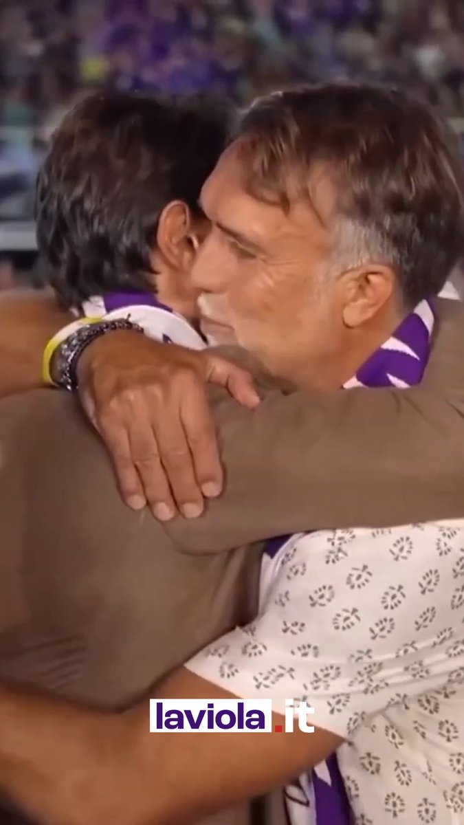 💜 Batistuta e Rui Costa. Due leggende, un amore per Firenze che il tempo non ha scalfito 👑 Batigol: «Ho giocato a pallone, quando l’ho fatto meglio è stato su questo campo. Ci penso ogni volta che mi sveglio» 🎩 Rui Costa: «Ho vissuto qui i sette anni più belli della mia vita» 🥹 I due più acclamati dal Franchi nel giorno del Centenario, poi quell’abbraccio finale che vale più di mille parole #Fiorentina #Batistuta #RuiCosta #CentenarioViola #LaViolaIt