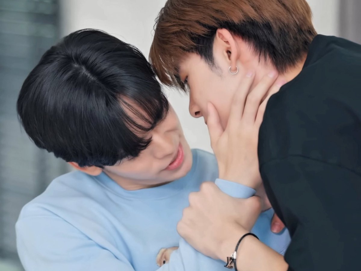 ช่วง dmd friendship ตอนแสดงคู่กันในบทโรบอท ดูกี่รอบก็ยังเขินอะ เคมีระเบิดมาก เข้ากันไปหมด นี่ขนาดยังไม่เป็นพาร์ทเนอร์กันนะ แล้วจังหวะทดสอบความผิดปกติ ป๋อเป็นคนบรีฟด้วยซ้ำว่าให้ยื่นหน้าเข้าไปจนกว่าจะบอกให้หยุด ฉันฟังถึงตรงนี้แล้วตบเข่าฉาด สมฉายาเคะหัวแถวเว่อร์ ตัดภาพไปที่ตี๋ กลั้นเขินจนหน้าเบี้ยว ฮึบไว้ตี๋ แข็งใจไว้ พี่เข้าใจตี๋ทุกอย่าง55555555555